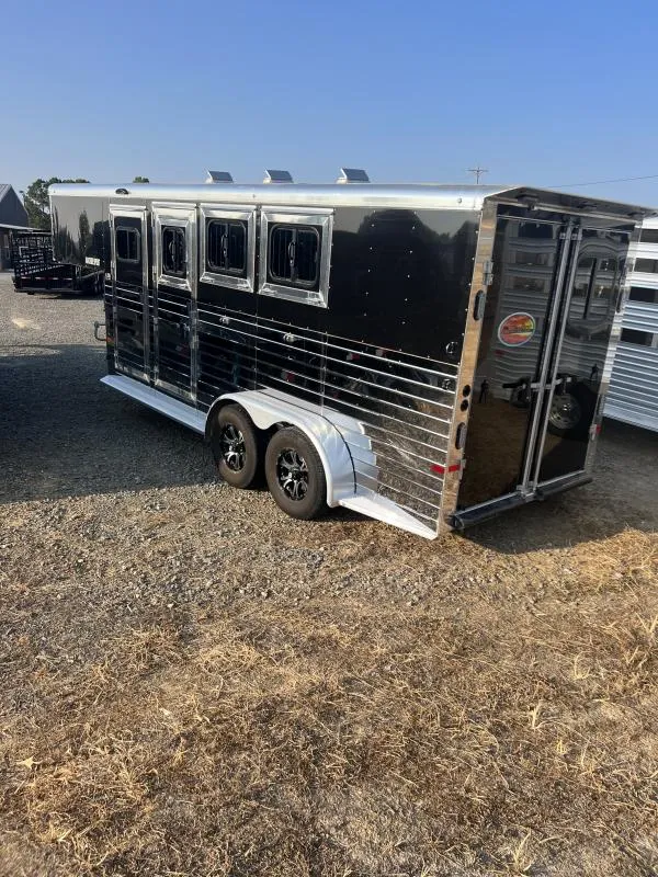 2022 Sundowner 3 Horse Slant GN Trailer - Image 8