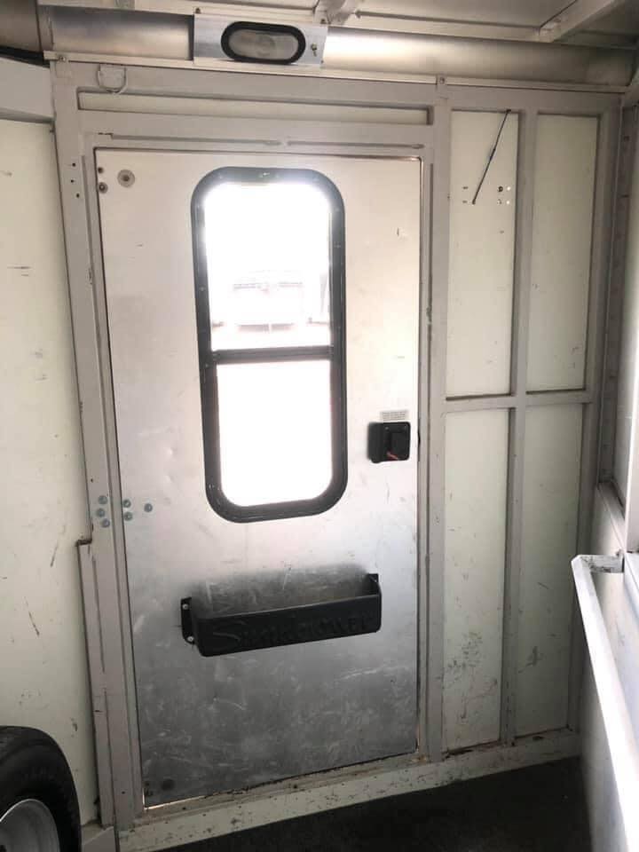 2000 Featherlite 3H GN with Dressing Room Horse Trailer - Image 36