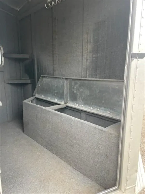 2000 Featherlite 3H GN with Dressing Room Horse Trailer - Image 9