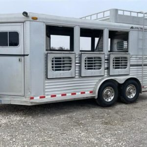 2000 Featherlite 3H GN with Dressing Room Horse Trailer