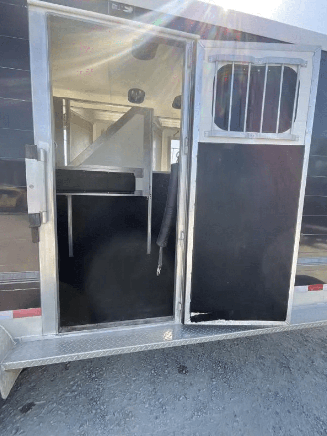 2005 Jamco 4 Horse Gooseneck Trailer - Image 31