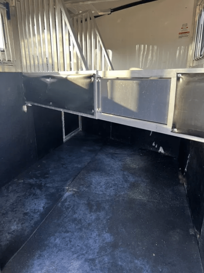 2022 Sundowner 3 Horse Slant GN Trailer - Image 3