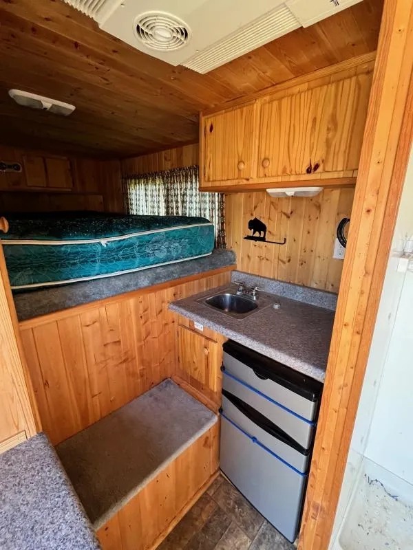 2004 Sundowner 3 Horse Weekender Horse Trailer - Image 3