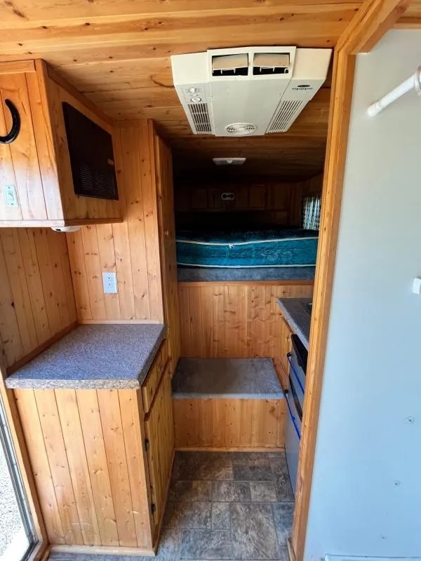 2004 Sundowner 3 Horse Weekender Horse Trailer - Image 7