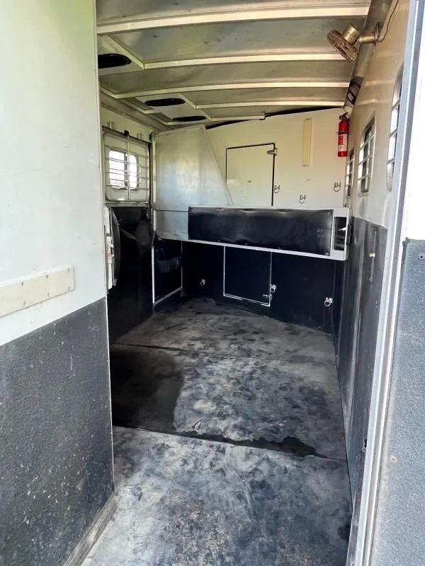 2004 Sundowner 3 Horse Weekender Horse Trailer - Image 8