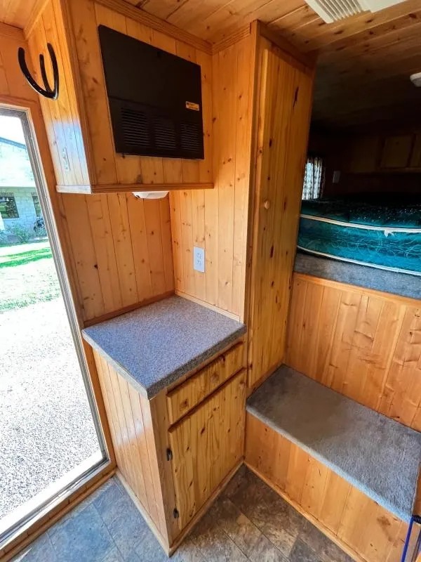 2004 Sundowner 3 Horse Weekender Horse Trailer - Image 2