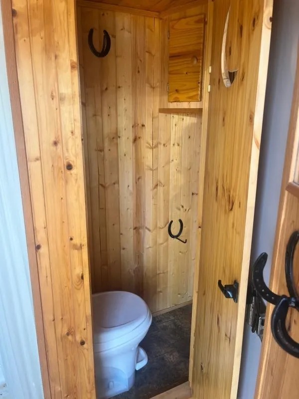 2004 Sundowner 3 Horse Weekender Horse Trailer - Image 5