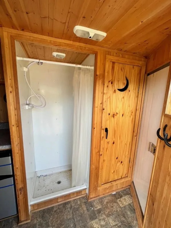 2004 Sundowner 3 Horse Weekender Horse Trailer - Image 4